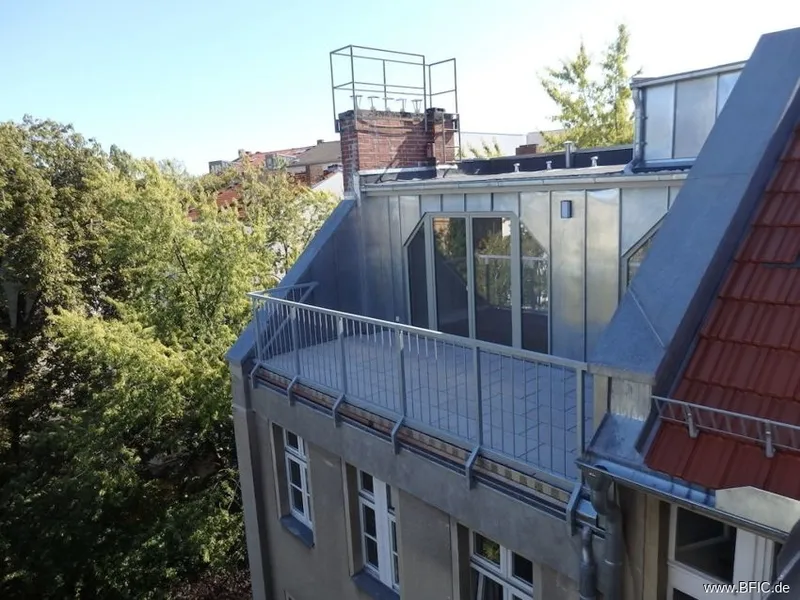 Dachterrassenwohnung in ruhiger Lage – luxuriös, neuwertig, Blick in grünen Innenhof — photo 1